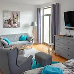 Sweethome - Ruhig - Grosse Kueche, Balkon, Stellplatz, Wifi